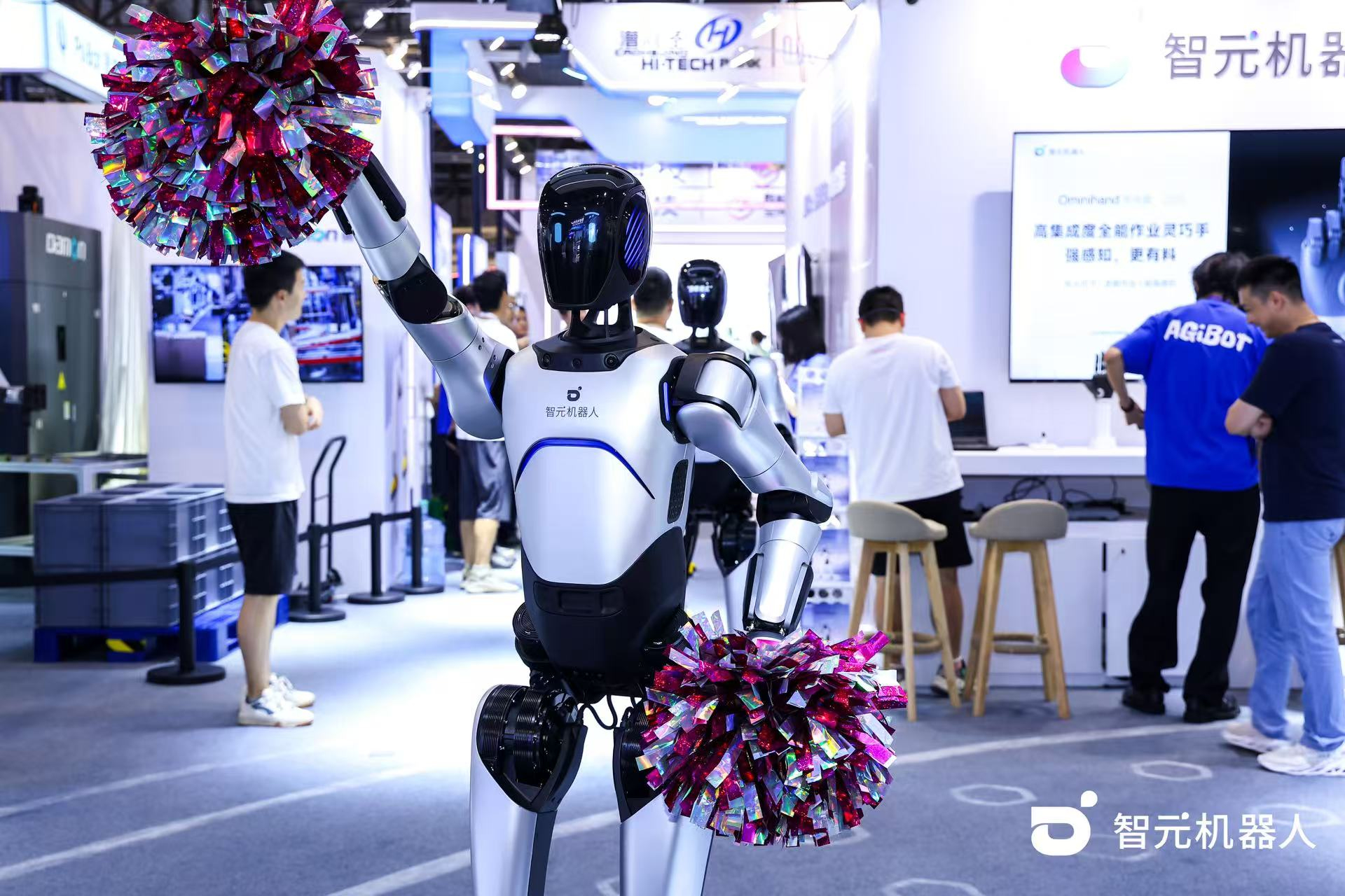 hy3380海洋之神机器人 WAIC 首日展台火爆，机器人家族集体打工忙不停